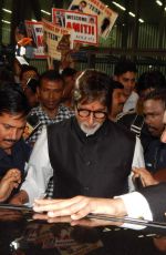 Amitabh Bachchan in Kolkata post Piku gets amazing welcome at airport by fans on 26th Nov 2015